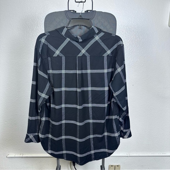 Ava & Viv Black and White Casual Button Down Shirt - Picture 2 of 6